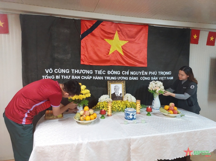 Lực lượng mũ nồi xanh Việt Nam treo cờ rủ, lập bàn thờ tưởng nhớ Tổng Bí thư Nguyễn Phú Trọng