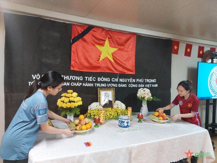 Lực lượng mũ nồi xanh Việt Nam treo cờ rủ, lập bàn thờ tưởng nhớ Tổng Bí thư Nguyễn Phú Trọng