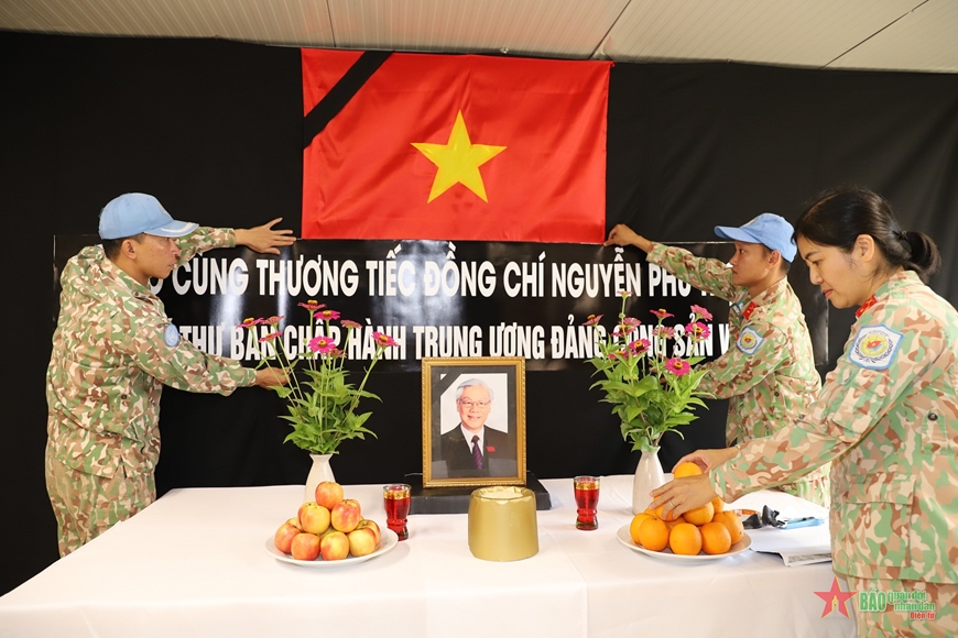 Lực lượng mũ nồi xanh Việt Nam treo cờ rủ, lập bàn thờ tưởng nhớ Tổng Bí thư Nguyễn Phú Trọng