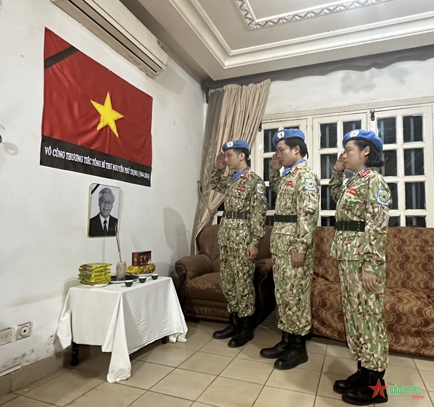 Lực lượng mũ nồi xanh Việt Nam treo cờ rủ, lập bàn thờ tưởng nhớ Tổng Bí thư Nguyễn Phú Trọng