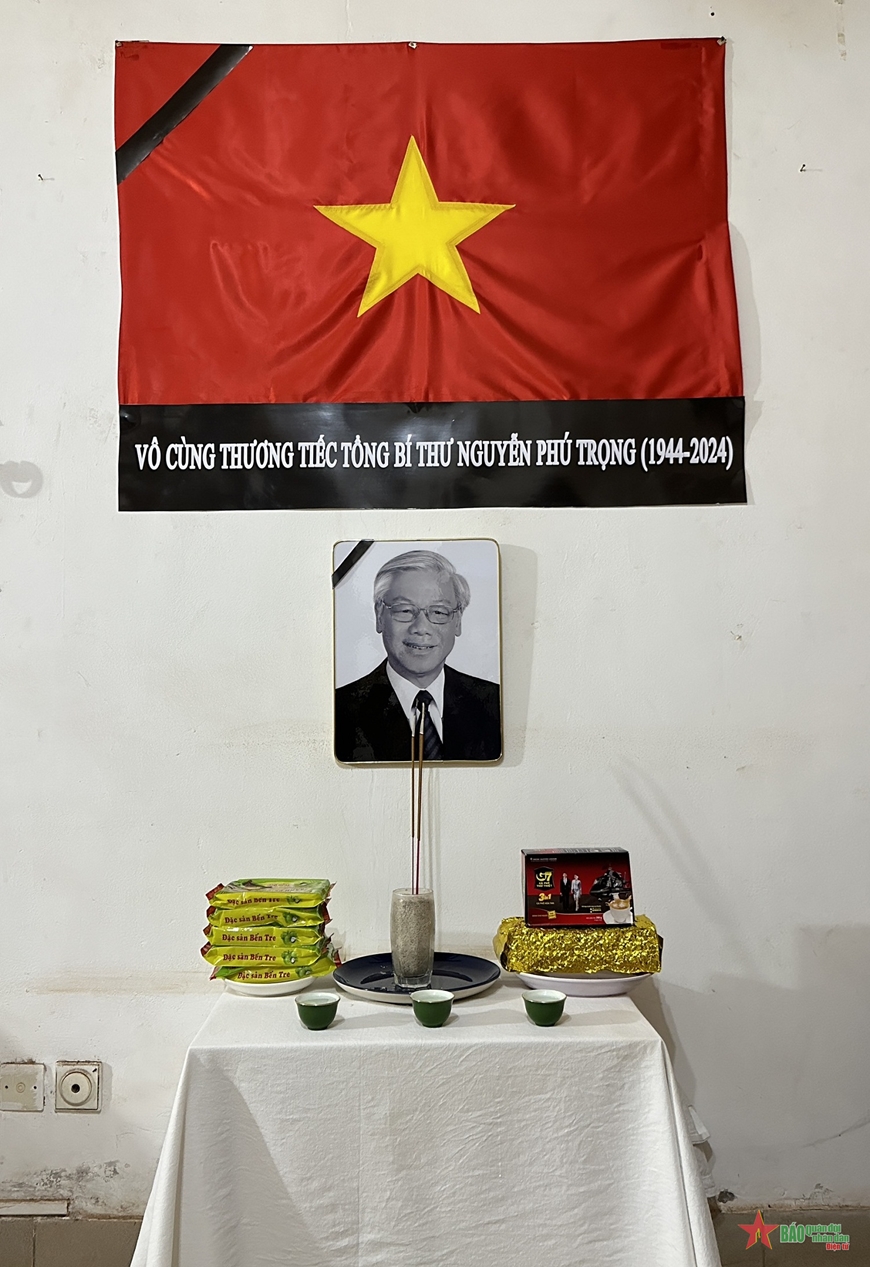 Lực lượng mũ nồi xanh Việt Nam treo cờ rủ, lập bàn thờ tưởng nhớ Tổng Bí thư Nguyễn Phú Trọng