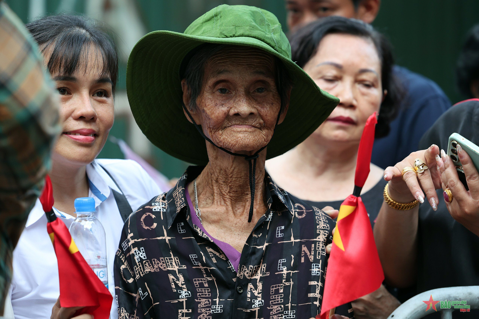 Hàng vạn người dân xếp hàng chờ viếng Tổng Bí thư Nguyễn Phú Trọng, Lễ viếng ngày 25-7 kéo dài đến 24h