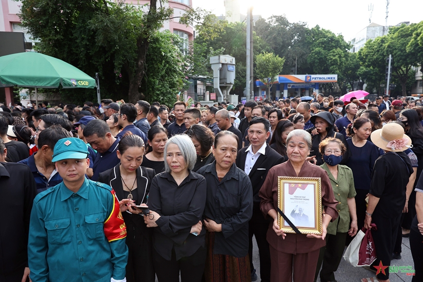 Hàng vạn người dân xếp hàng chờ viếng Tổng Bí thư Nguyễn Phú Trọng, Lễ viếng ngày 25-7 kéo dài đến 24h