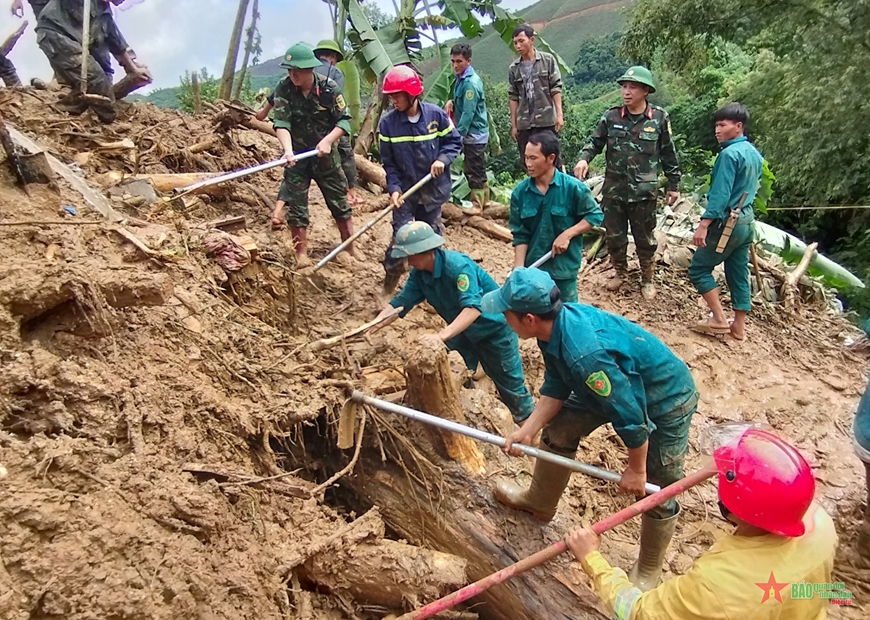 Bộ đội, dân quân Sơn La trắng đêm cùng đồng bào vùng lũ