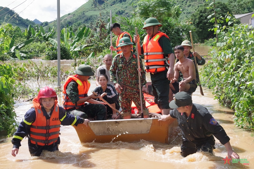 Bộ đội, dân quân Sơn La trắng đêm cùng đồng bào vùng lũ