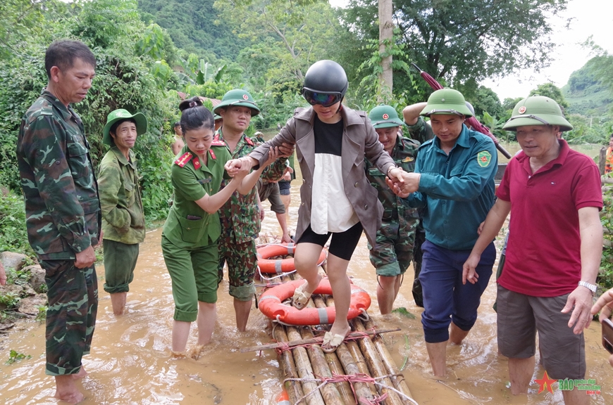 Bộ đội, dân quân Sơn La trắng đêm cùng đồng bào vùng lũ