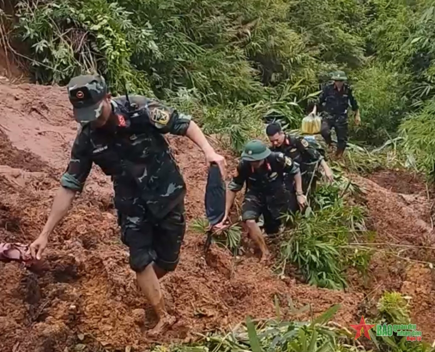 Bộ đội, dân quân Sơn La trắng đêm cùng đồng bào vùng lũ