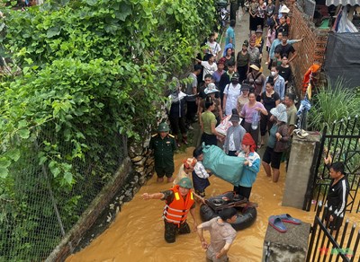 Gallery - Bộ đội, dân quân Sơn La dầm mình trong lũ cứu dân