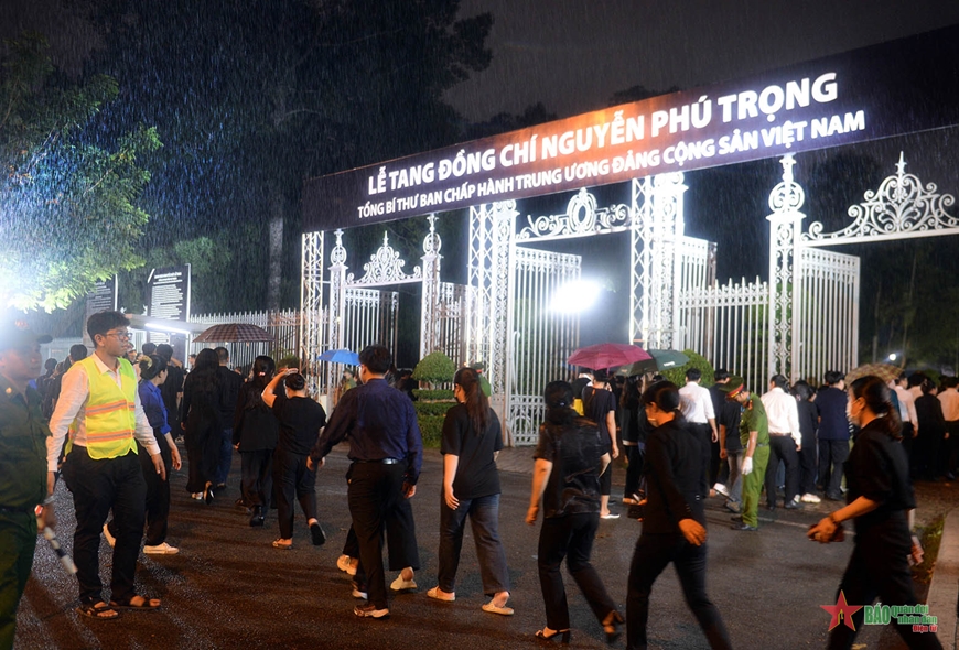 TP Hồ Chí Minh: Người dân xếp hàng dài viếng Tổng Bí thư Nguyễn Phú Trọng
