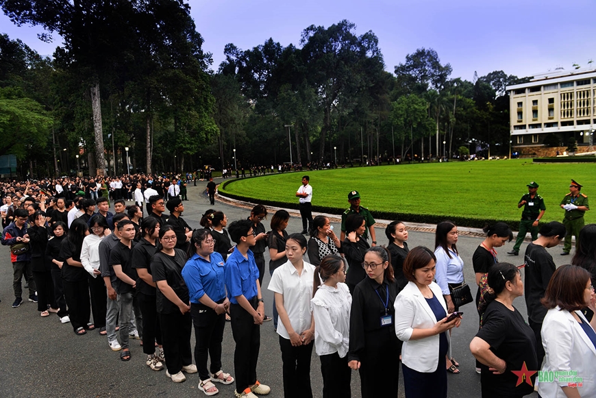TP Hồ Chí Minh: Người dân xếp hàng dài viếng Tổng Bí thư Nguyễn Phú Trọng