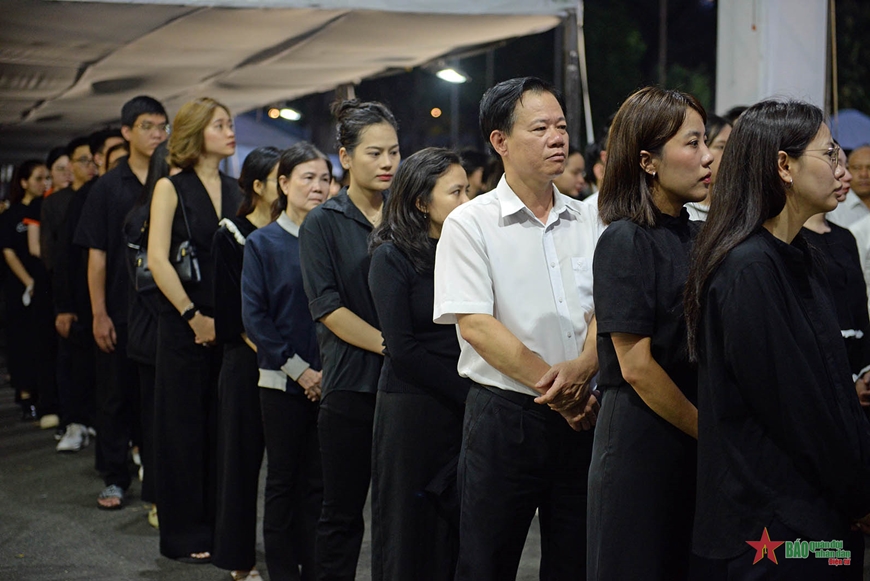 TP Hồ Chí Minh: Người dân xếp hàng dài viếng Tổng Bí thư Nguyễn Phú Trọng