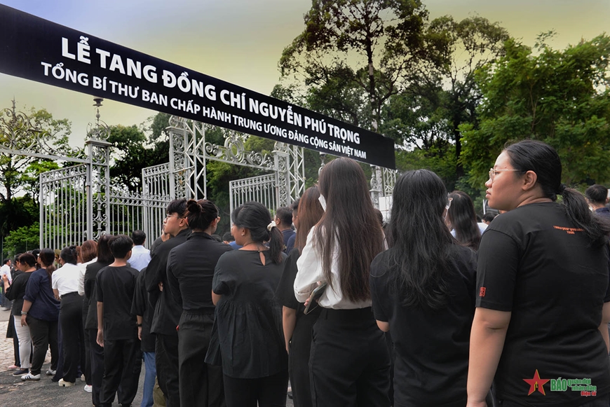 TP Hồ Chí Minh: Người dân xếp hàng dài viếng Tổng Bí thư Nguyễn Phú Trọng
