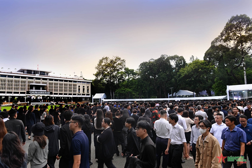 TP Hồ Chí Minh: Người dân xếp hàng dài viếng Tổng Bí thư Nguyễn Phú Trọng