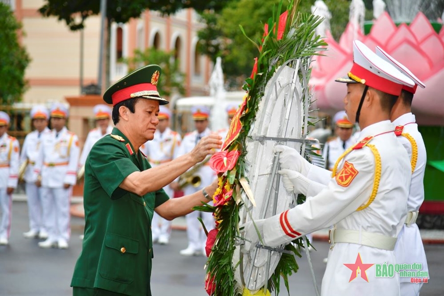 Quân khu 9: Dâng hoa, dâng hương tưởng niệm các Anh hùng liệt sĩ