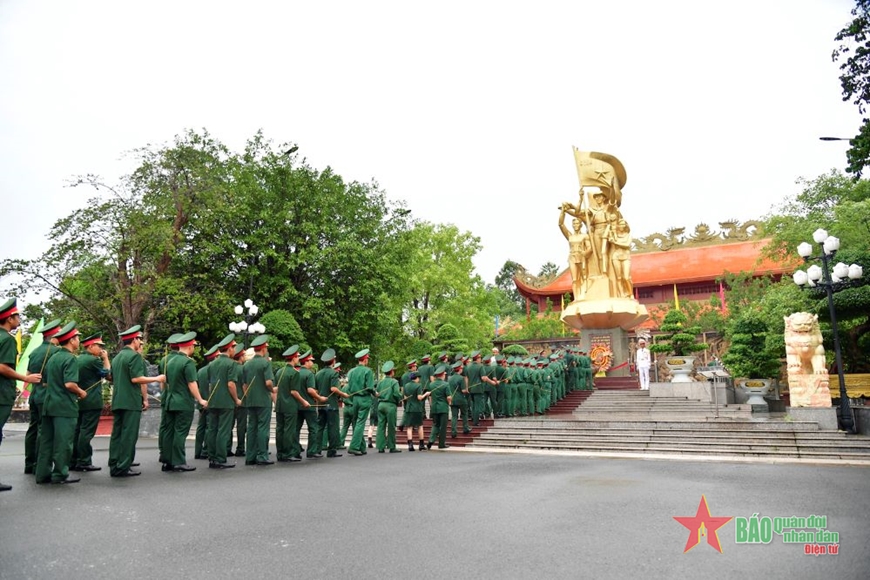 Quân khu 9: Dâng hoa, dâng hương tưởng niệm các Anh hùng liệt sĩ