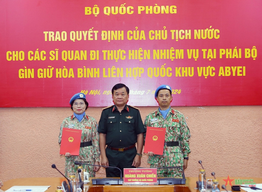 Trao Quyết định của Chủ tịch nước cho hai sĩ quan gìn giữ hòa bình đi làm nhiệm vụ tại Abyei