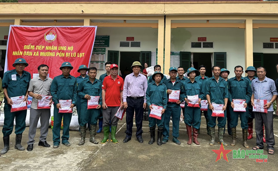 Trao quà hỗ trợ người dân bị thiệt hại do lũ quét ở xã Mường Pồn, huyện Điện Biên