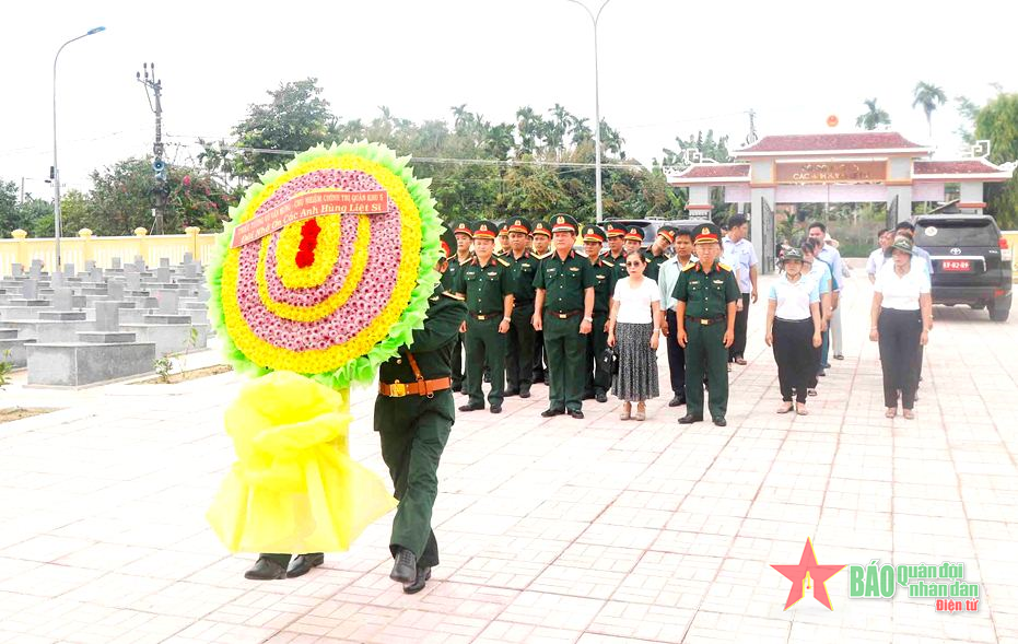 Quân khu 5 thăm, tặng quà trung tâm điều dưỡng người có công và dâng hương tưởng nhớ các Anh hùng liệt sĩ tại Quảng Ngãi 