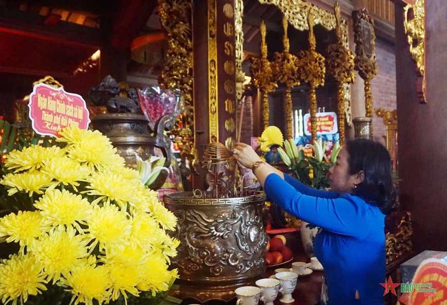Đoàn cán bộ Công đoàn tiêu biểu dâng hương tưởng niệm đồng chí Nguyễn Đức Cảnh và các Anh hùng liệt sĩ
