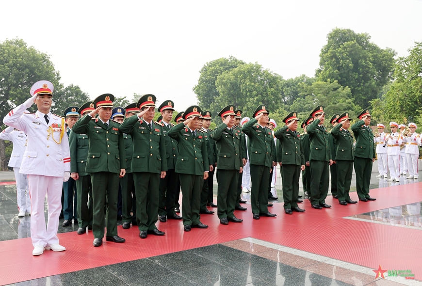 Lãnh đạo Đảng, Nhà nước, Quân đội dâng hương tưởng niệm các Anh hùng liệt sĩ và vào Lăng viếng Chủ tịch Hồ Chí Minh