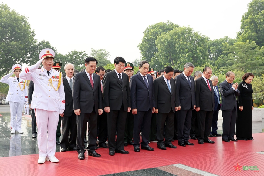 Lãnh đạo Đảng, Nhà nước, Quân đội dâng hương tưởng niệm các Anh hùng liệt sĩ và vào Lăng viếng Chủ tịch Hồ Chí Minh
