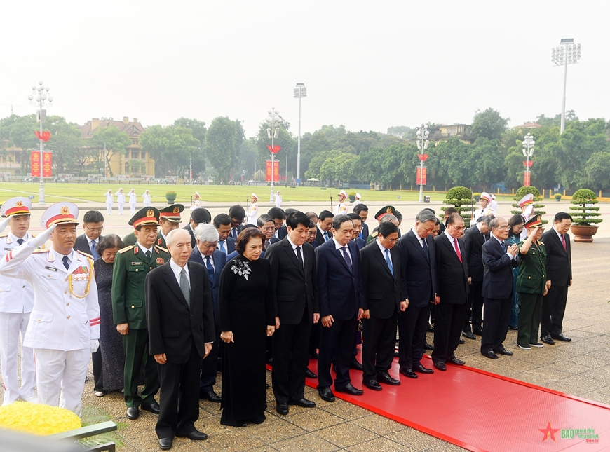 Lãnh đạo Đảng, Nhà nước, Quân đội dâng hương tưởng niệm các Anh hùng liệt sĩ và vào Lăng viếng Chủ tịch Hồ Chí Minh