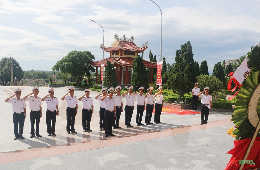 Vùng 3 Hải quân: Trao hơn 450 triệu đồng tặng gia đình chính sách