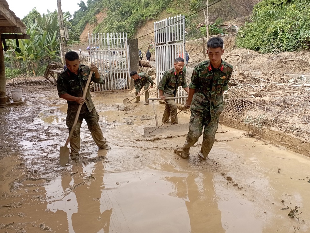 Nỗ lực giúp dân ở tâm lũ Mường Pồn