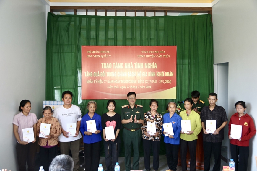 Học viện Quân y trao “Nhà tình nghĩa”, “Nhà đại đoàn kết” và tặng quà tại Thanh Hóa
