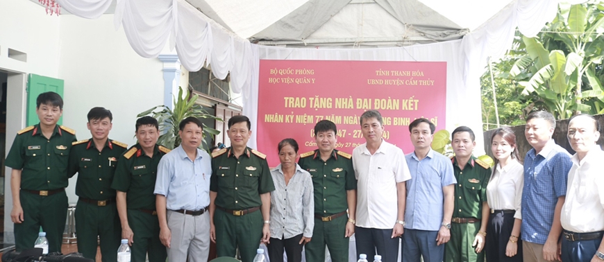 Học viện Quân y trao “Nhà tình nghĩa”, “Nhà đại đoàn kết” và tặng quà tại Thanh Hóa