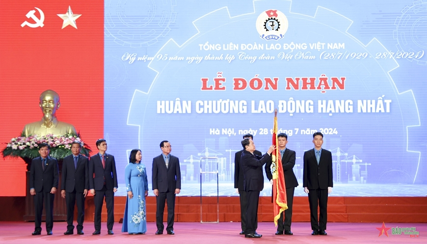 Chủ tịch Quốc hội Trần Thanh Mẫn trao Huân chương Lao động hạng Nhất tặng Tổng Liên đoàn Lao động Việt Nam