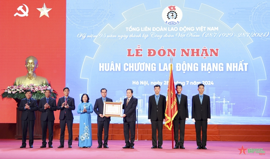Chủ tịch Quốc hội Trần Thanh Mẫn trao Huân chương Lao động hạng Nhất tặng Tổng Liên đoàn Lao động Việt Nam