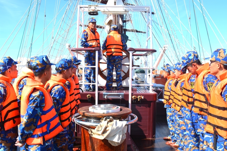 Tàu buồm 286 - Lê Quý Đôn cập cảng Muara, Brunei