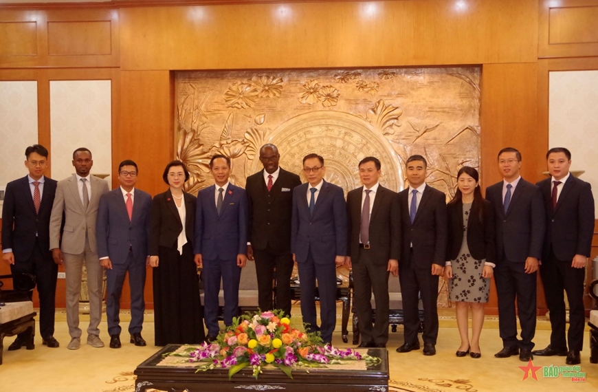 Trưởng ban Đối ngoại Trung ương Lê Hoài Trung tiếp Tổng thư ký Đảng CNDD-FDD cầm quyền tại Burundi