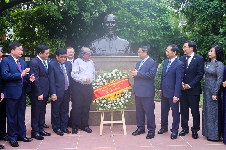 Thủ tướng Phạm Minh Chính dâng hoa tại tượng Bác Hồ ở New Delhi, Ấn Độ