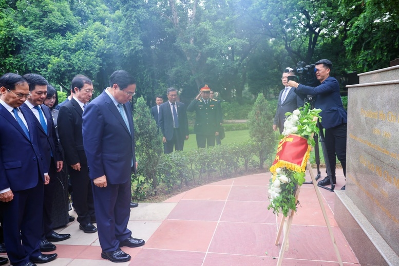 Thủ tướng Phạm Minh Chính dâng hoa tại tượng Bác Hồ ở New Delhi, Ấn Độ