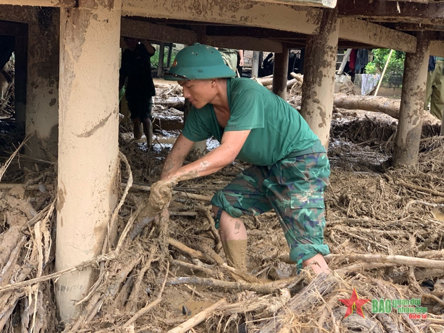 Luôn sát cánh cùng nhân dân vùng lũ Mường Pồn