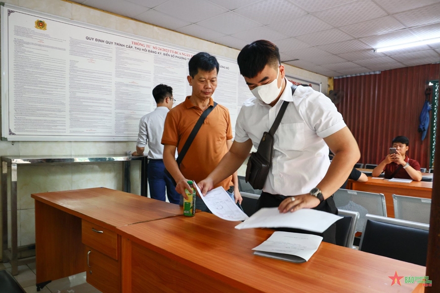 Hà Nội: Sẵn sàng phục vụ người dân đăng ký xe qua VNeID