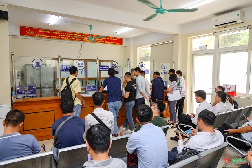 Hà Nội: Sẵn sàng phục vụ người dân đăng ký xe qua VNeID