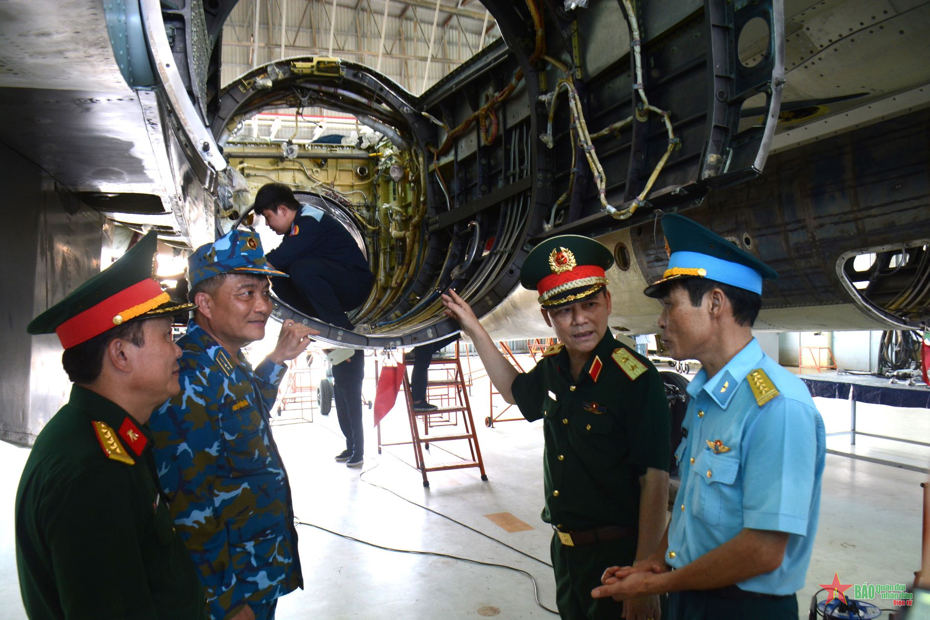 Trung tướng Phạm Trường Sơn kiểm tra Trạm Radar 29 và Nhà máy A32 