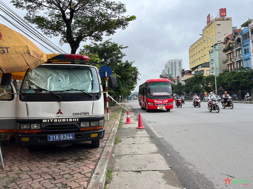 Cảnh sát giao thông ghi hình xử lý xe “rùa bò”, giải quyết ùn ứ cửa ngõ phía Nam Thủ đô