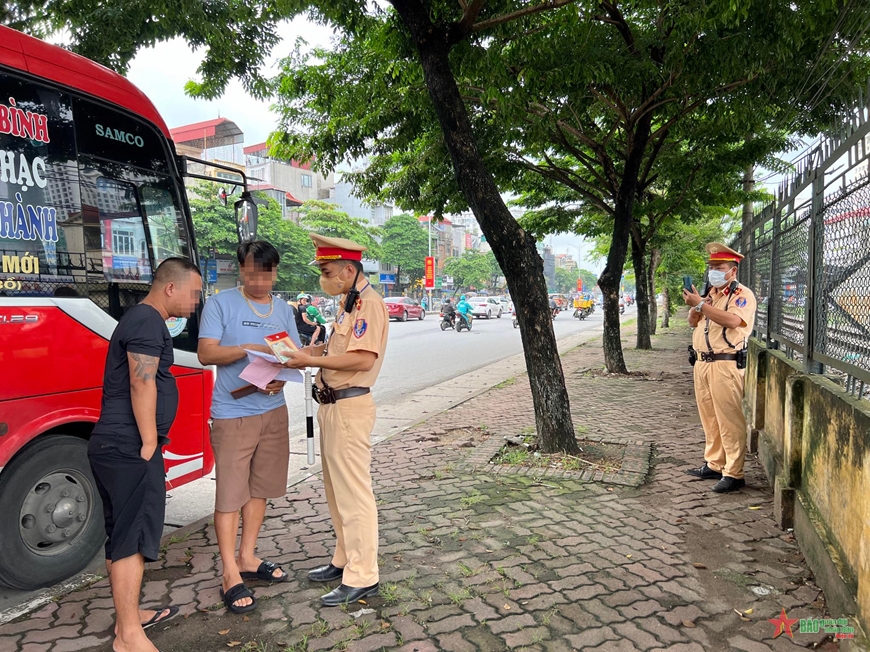 Cảnh sát giao thông ghi hình xử lý xe “rùa bò”, giải quyết ùn ứ cửa ngõ phía Nam Thủ đô