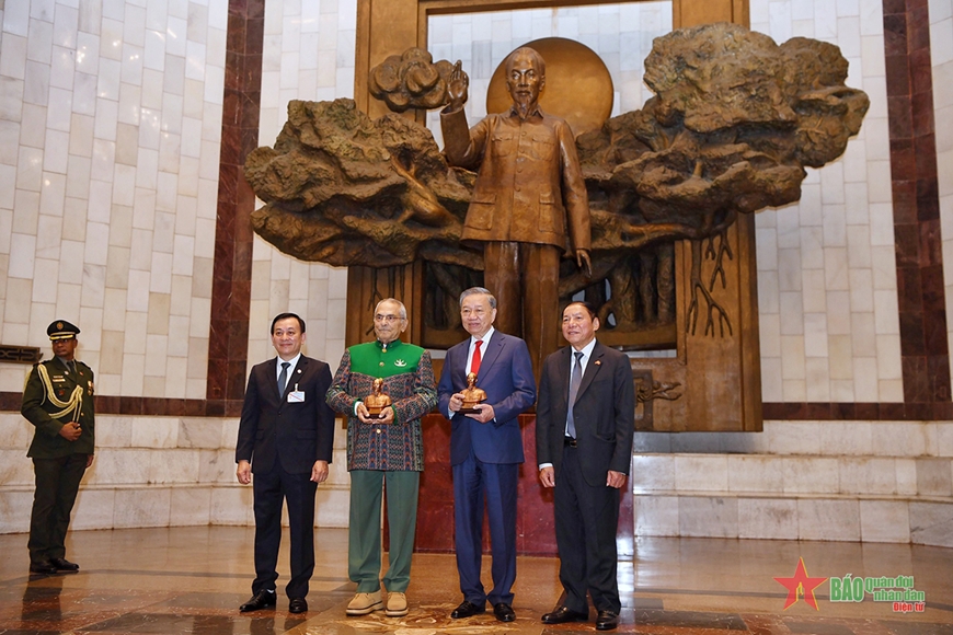 Chủ tịch nước Tô Lâm và Tổng thống Timor-Leste José Ramos-Horta tham quan Bảo tàng Hồ Chí Minh