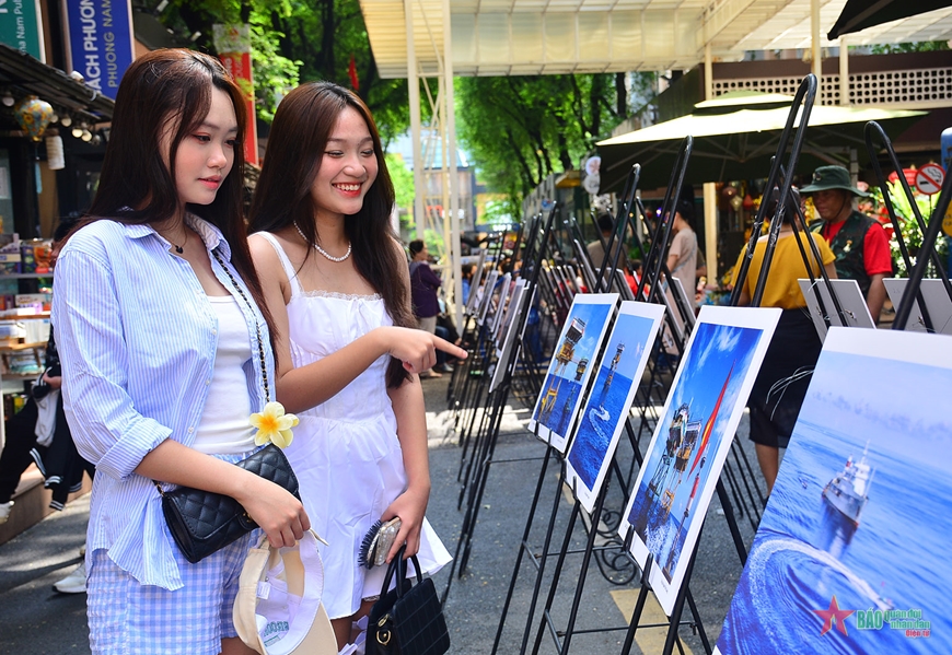 Triển lãm ảnh thời sự nghệ thuật “Yêu lắm Trường Sa ơi”