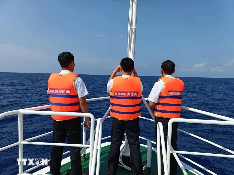Lật tàu cá trên biển, 5 lao động được cứu vớt, một người mất tích