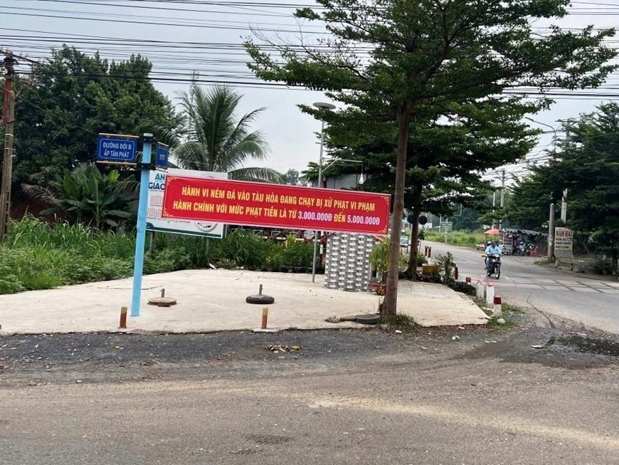 An toàn giao thông: Cần quyết liệt ngăn chặn hành vi ném đất, đá lên tàu