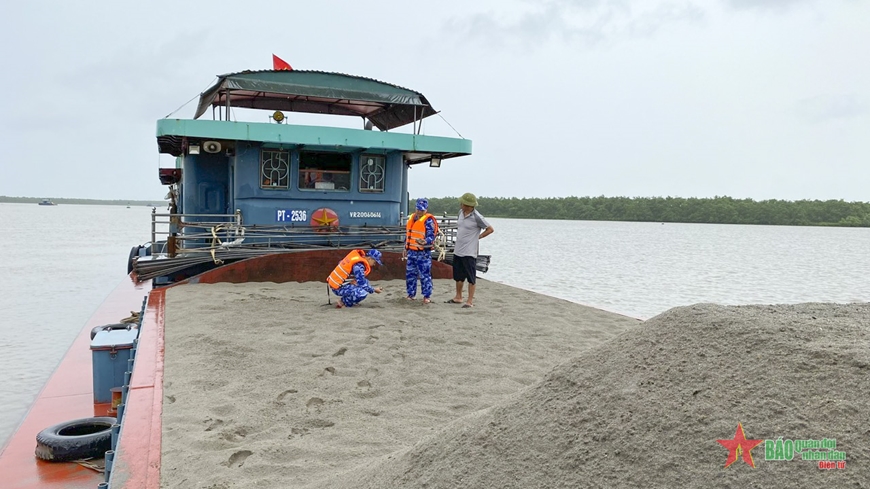 Đoàn Trinh sát số 1 (Bộ tư lệnh Cảnh sát biển) bắt giữ phương tiện vận chuyển cát trái phép