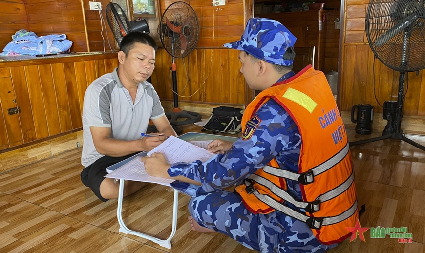 Đoàn Trinh sát số 1 (Bộ tư lệnh Cảnh sát biển) bắt giữ phương tiện vận chuyển cát trái phép