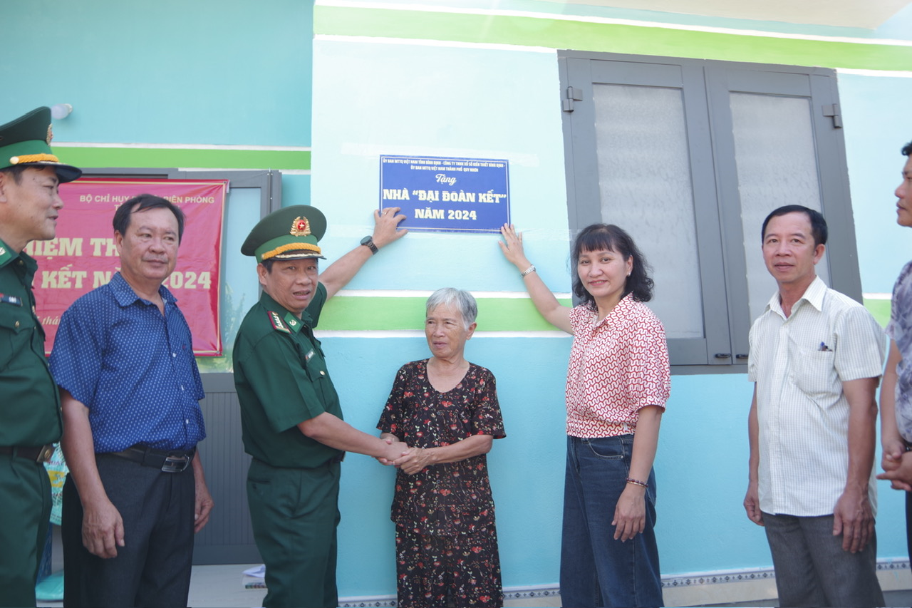 Bộ đội Biên phòng tỉnh Bình Định trao “Nhà đại đoàn kết”