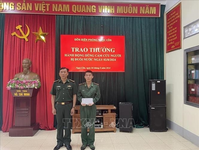 Tuyên dương chiến sĩ biên phòng dũng cảm cứu người dân bị lũ cuốn